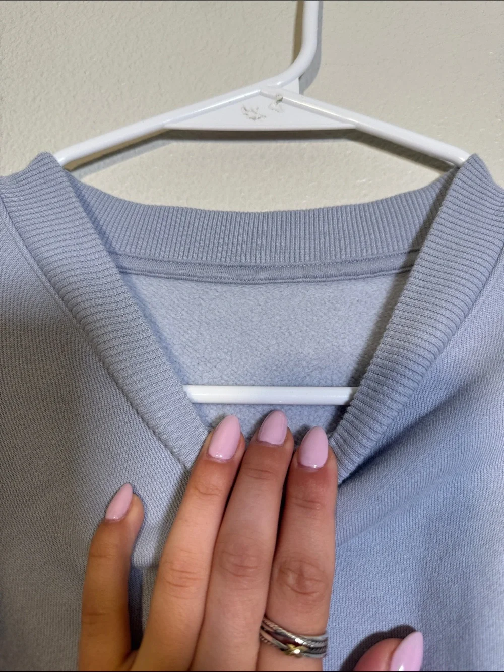 ALO Yoga Cropped Accolade Crewneck in Winter Frost - S EST.